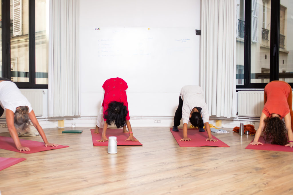 Association formation yoga, positions yoga, groupe de 4 personnes qui font du yoga